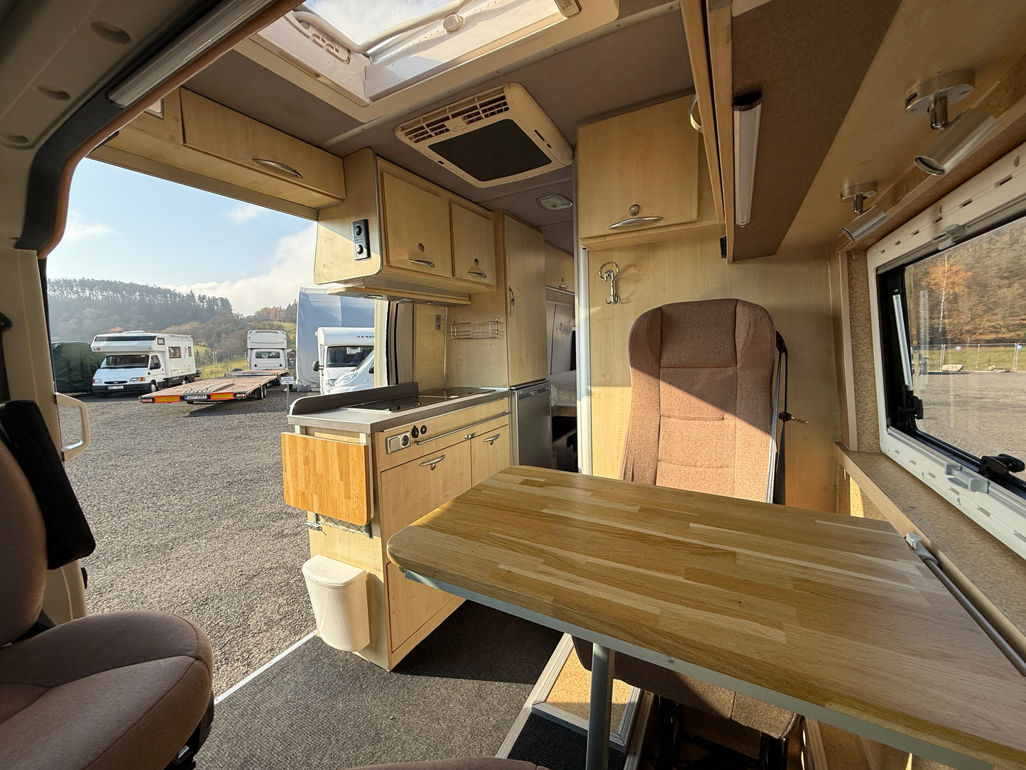 Obytná vestavba Boxer - r.2014, 2,2HDi, markýza, solár, klimatizace,