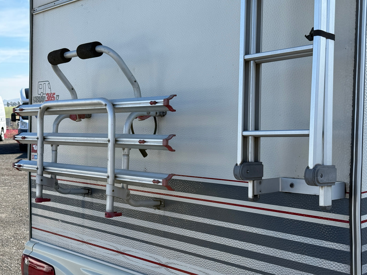 LMC 2.8l, 2001, držák kol, stropní ventilátor