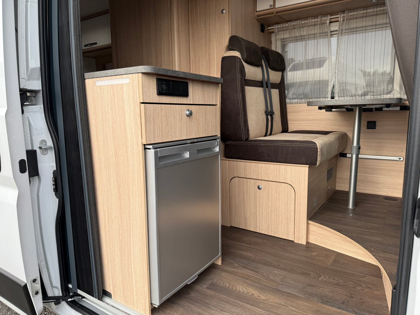 Road Car 600 r.2019, 4 osoby, 56.xxx km, tažné zařízení, Truma Combi