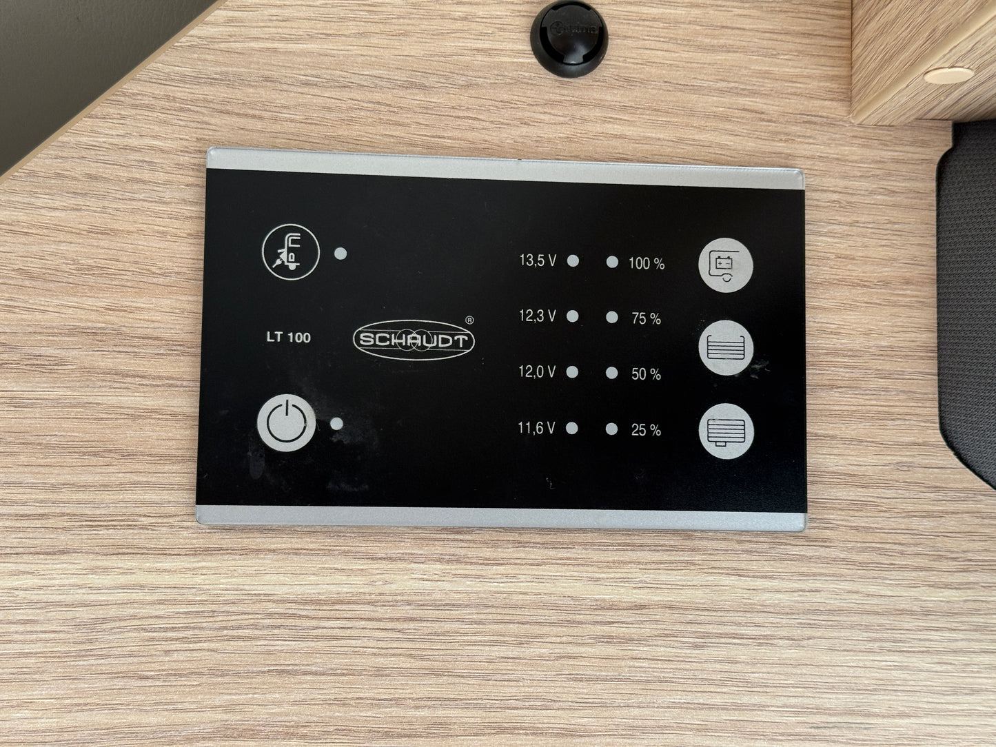 Road Car 600 r.2019, 4 osoby, 56.xxx km, tažné zařízení, Truma Combi