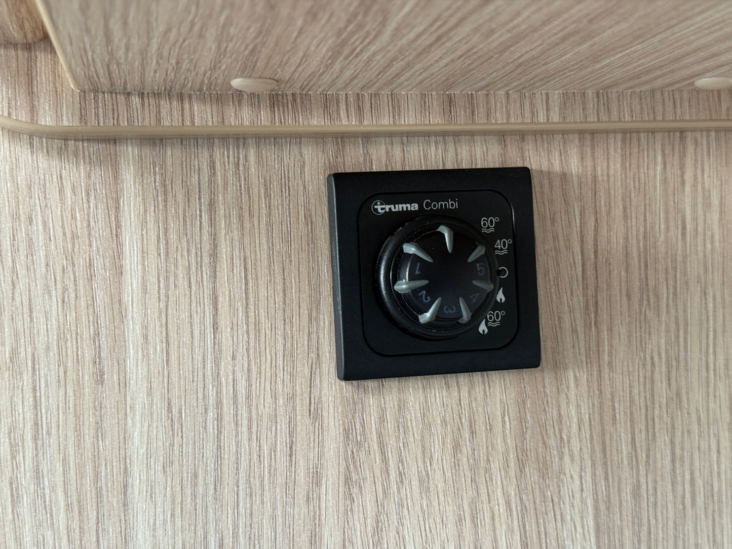 Road Car 600 r.2019, 4 osoby, 56.xxx km, tažné zařízení, Truma Combi