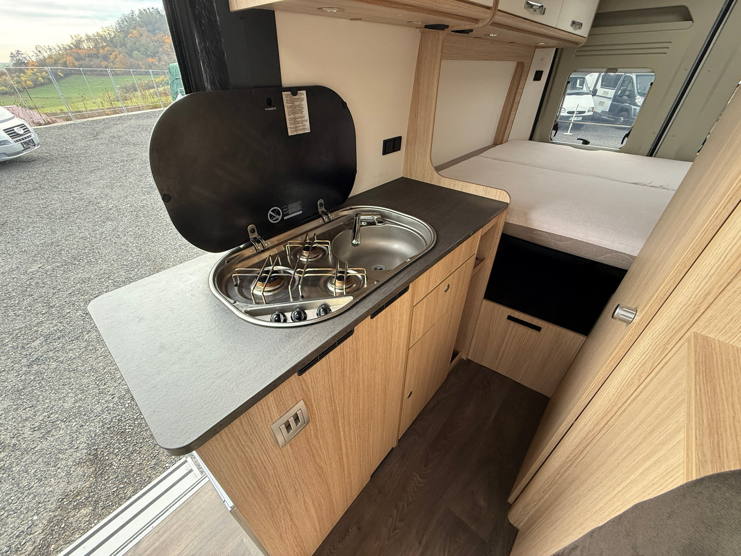 Road Car 600 r.2019, 4 osoby, 56.xxx km, tažné zařízení, Truma Combi