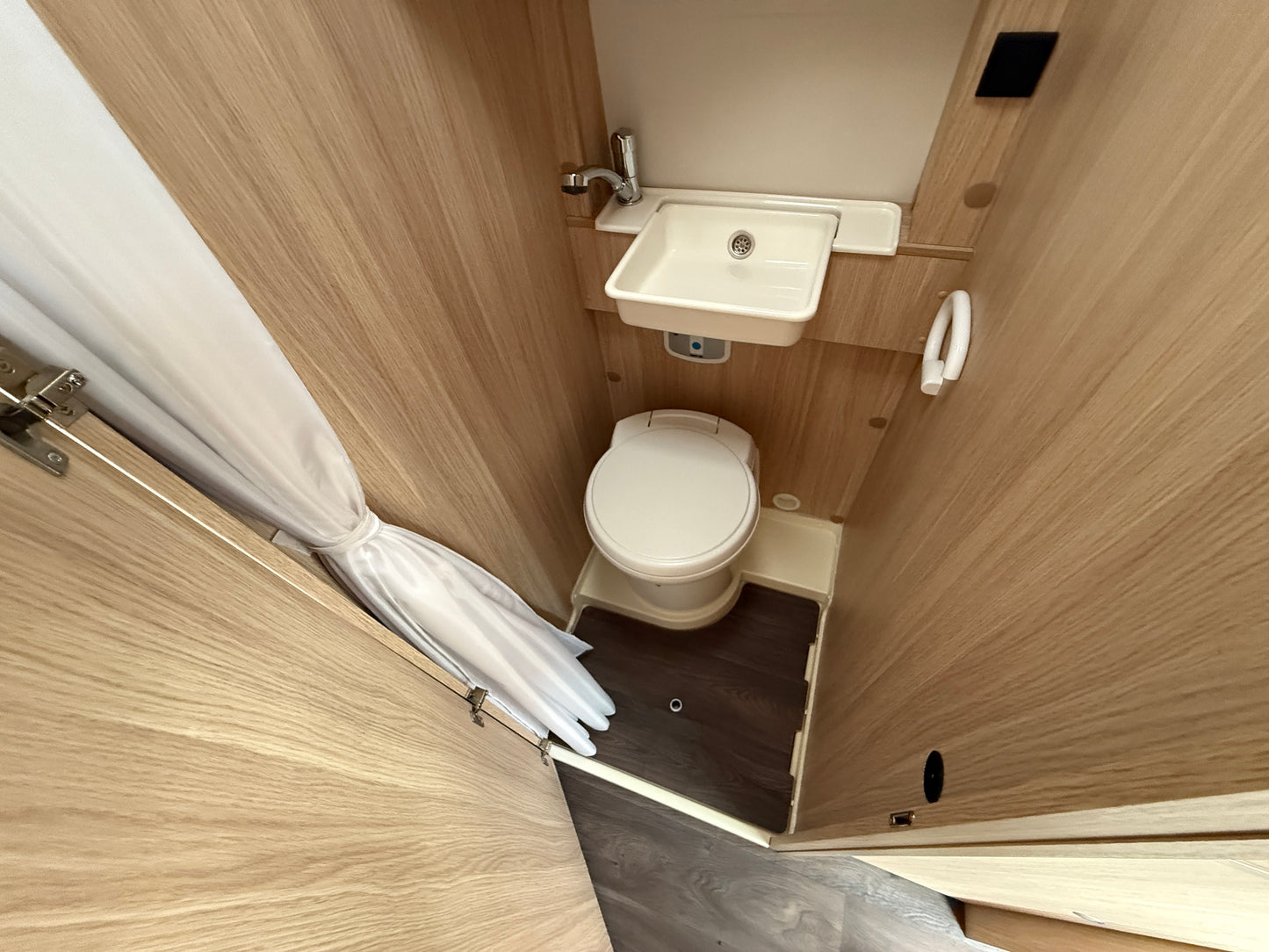 Road Car 600 r.2019, 4 osoby, 56.xxx km, tažné zařízení, Truma Combi