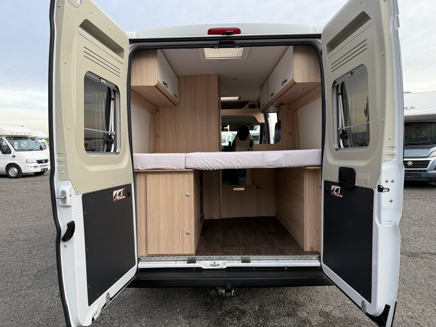 Road Car 600 r.2019, 4 osoby, 56.xxx km, tažné zařízení, Truma Combi