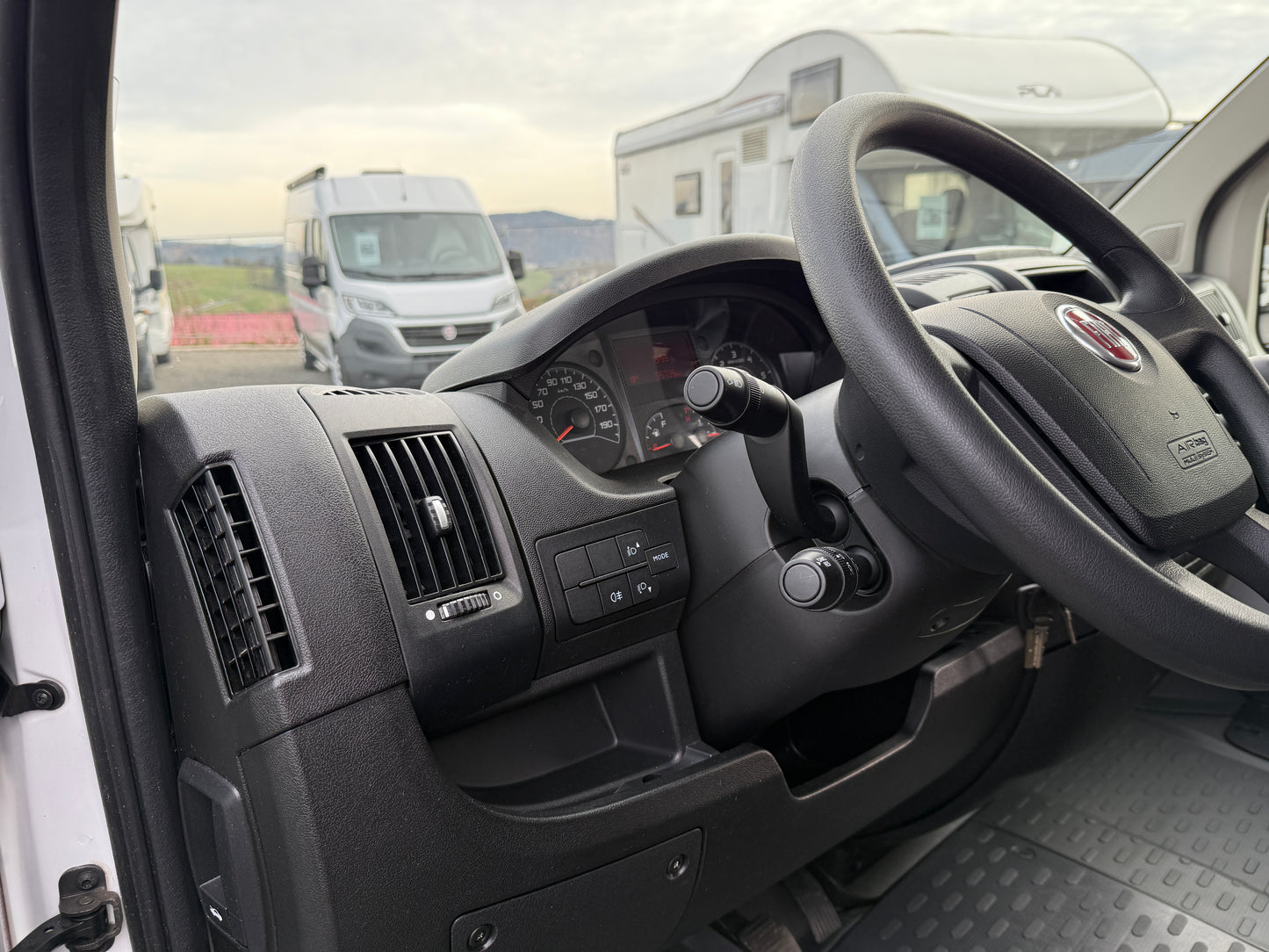 Road Car 600 r.2019, 4 osoby, 56.xxx km, tažné zařízení, Truma Combi