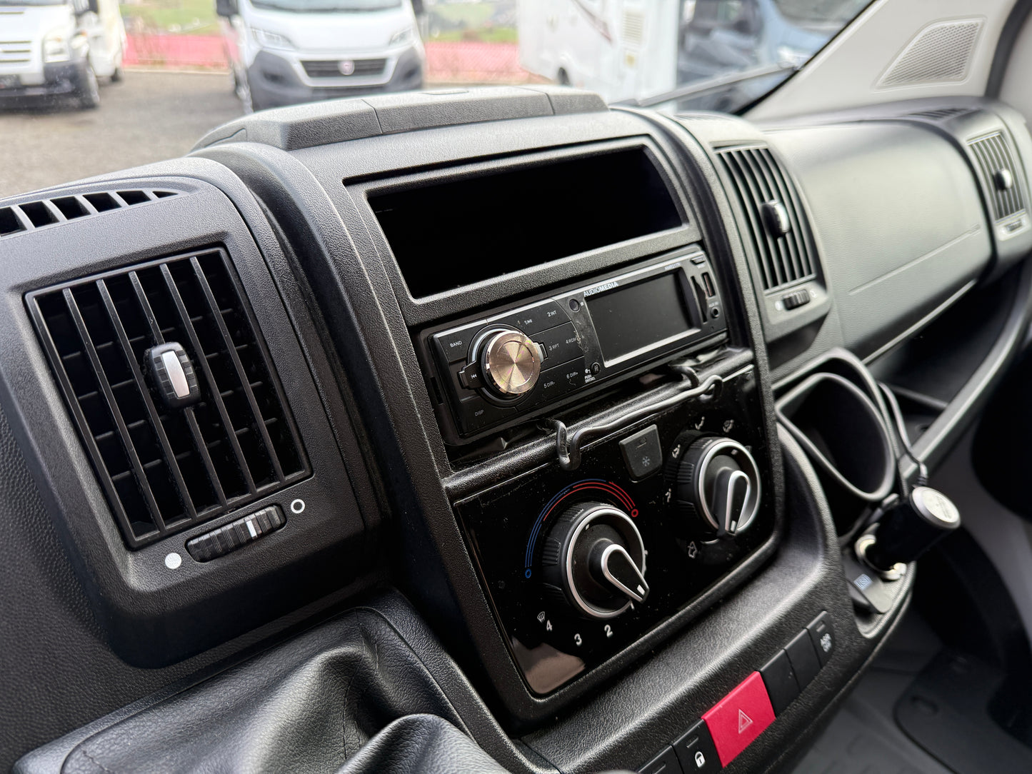 Road Car 600 r.2019, 4 osoby, 56.xxx km, tažné zařízení, Truma Combi