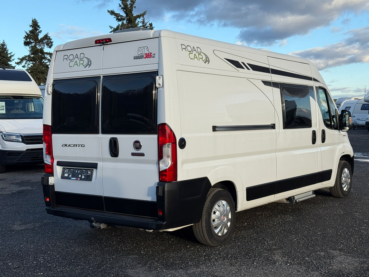 Road Car 600 r.2019, 4 osoby, 56.xxx km, tažné zařízení, Truma Combi