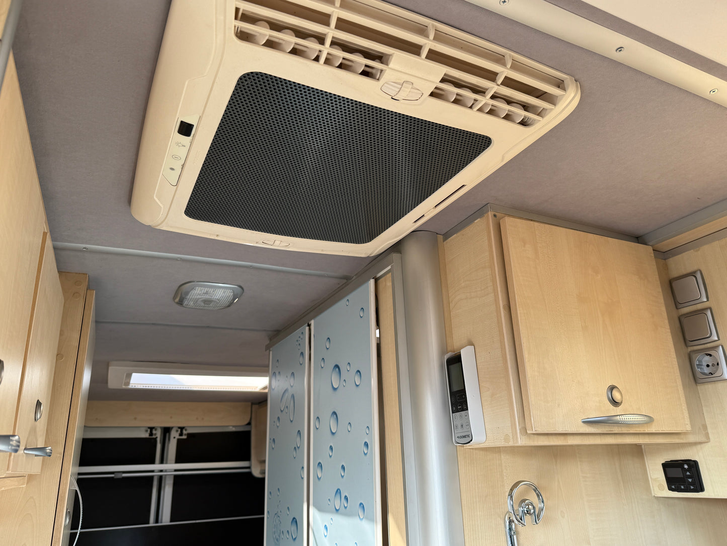 Obytná vestavba Boxer - r.2014,  2,2HDi, markýza, solár, klimatizace,