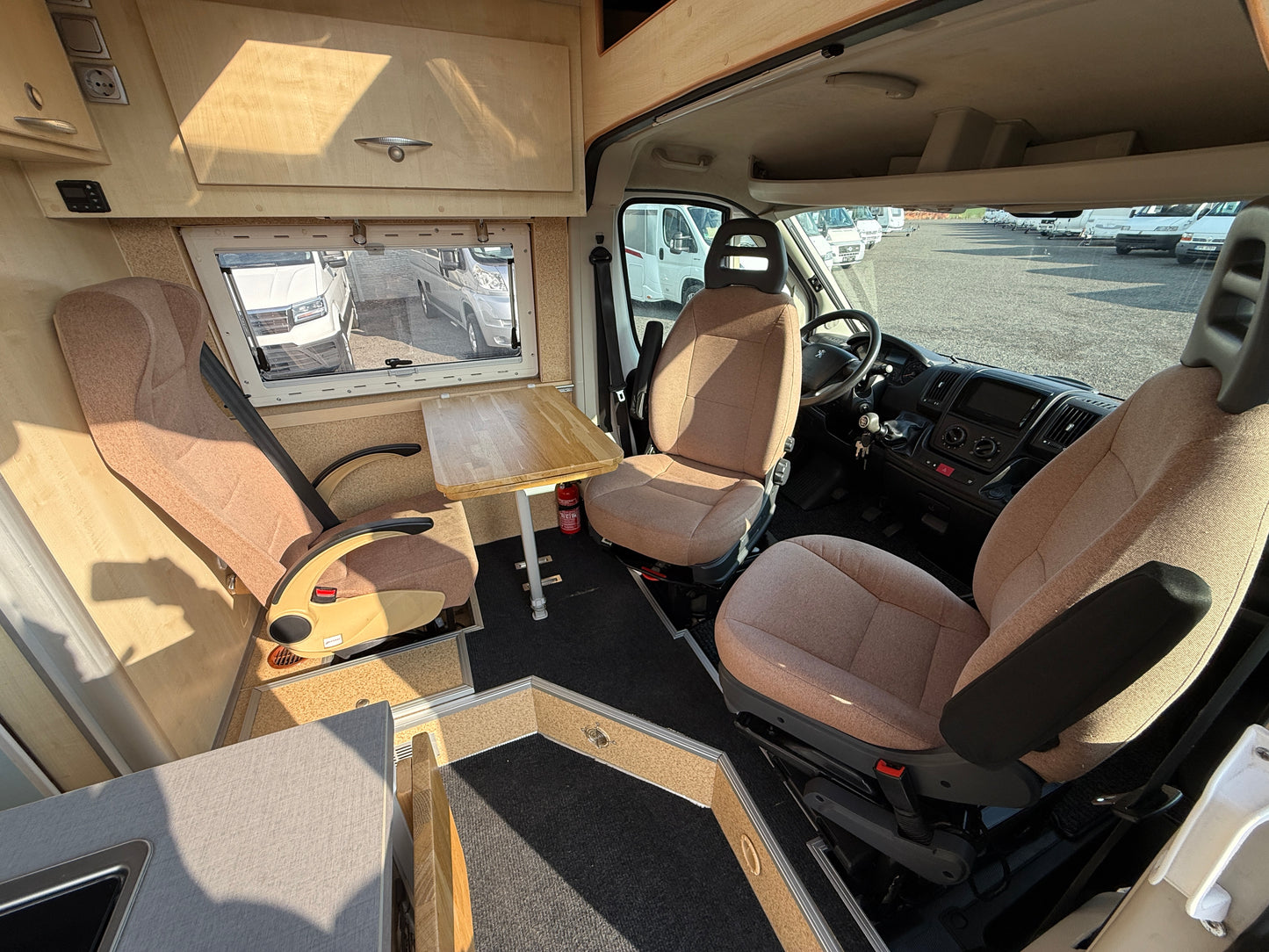 Obytná vestavba Boxer - r.2014,  2,2HDi, markýza, solár, klimatizace,