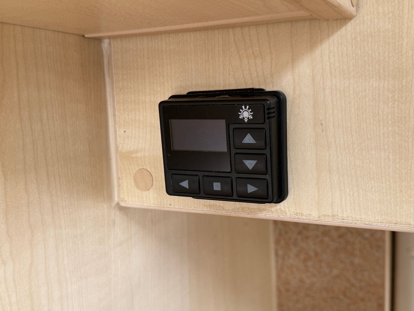 Obytná vestavba Boxer - r.2014,  2,2HDi, markýza, solár, klimatizace,