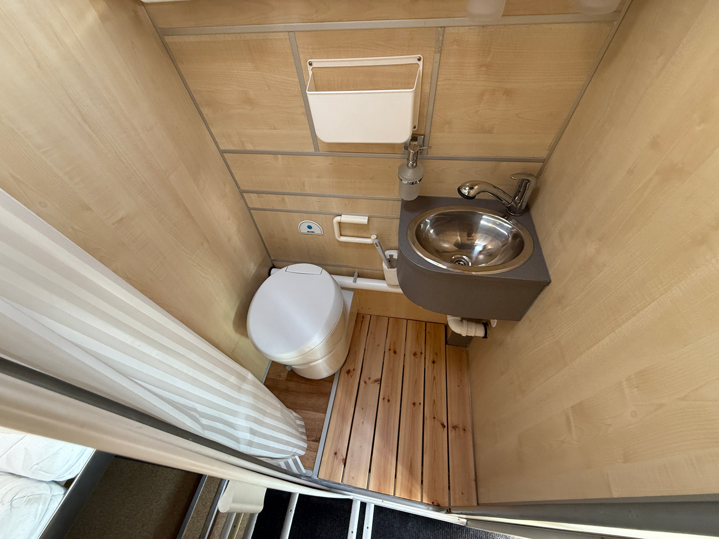 Obytná vestavba Boxer - r.2014,  2,2HDi, markýza, solár, klimatizace,