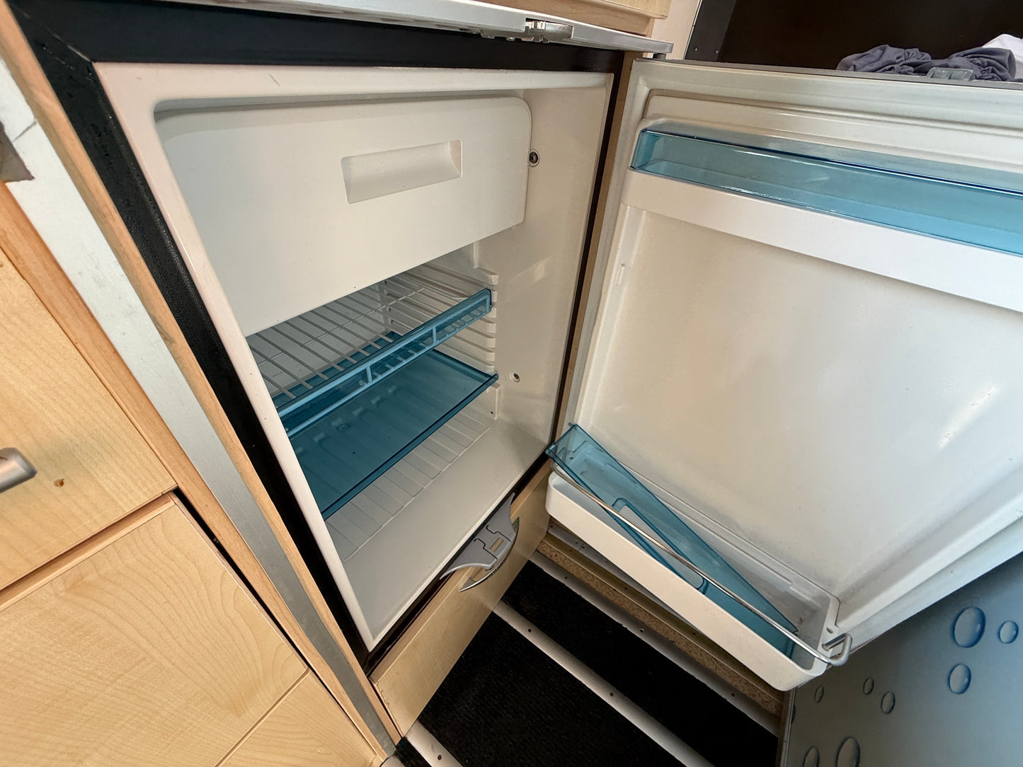 Obytná vestavba Boxer - r.2014,  2,2HDi, markýza, solár, klimatizace,