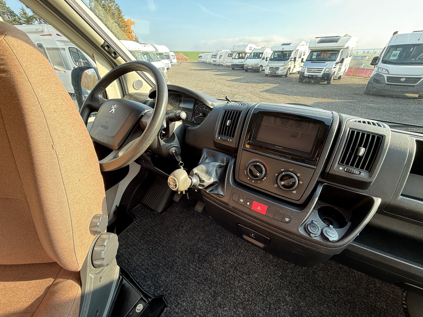 Obytná vestavba Boxer - r.2014,  2,2HDi, markýza, solár, klimatizace,