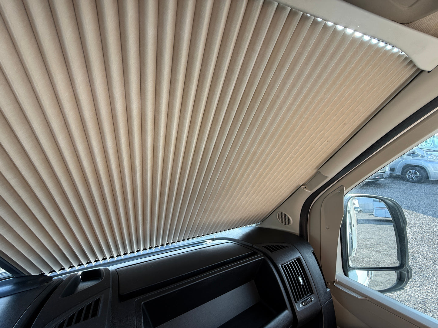 Obytná vestavba Boxer - r.2014,  2,2HDi, markýza, solár, klimatizace,