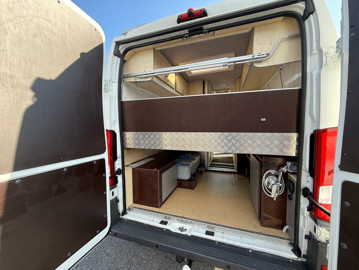 Obytná vestavba Boxer - r.2014,  2,2HDi, markýza, solár, klimatizace,