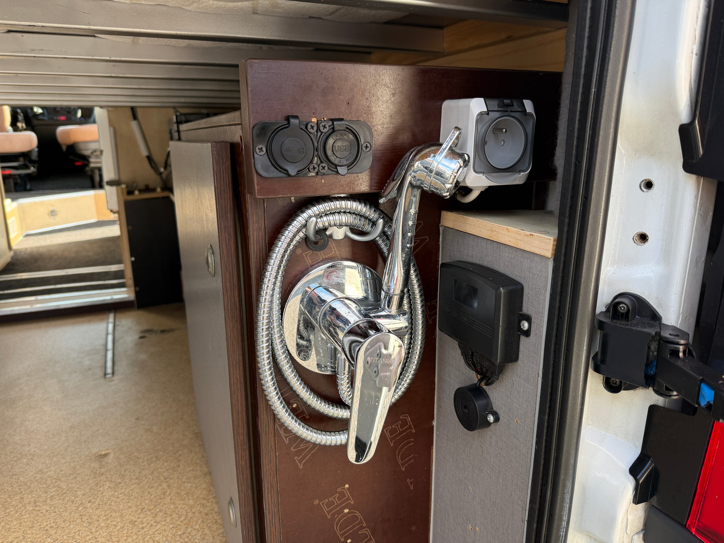 Obytná vestavba Boxer - r.2014,  2,2HDi, markýza, solár, klimatizace,