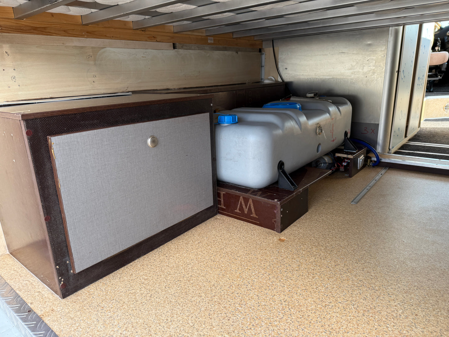 Obytná vestavba Boxer - r.2014,  2,2HDi, markýza, solár, klimatizace,