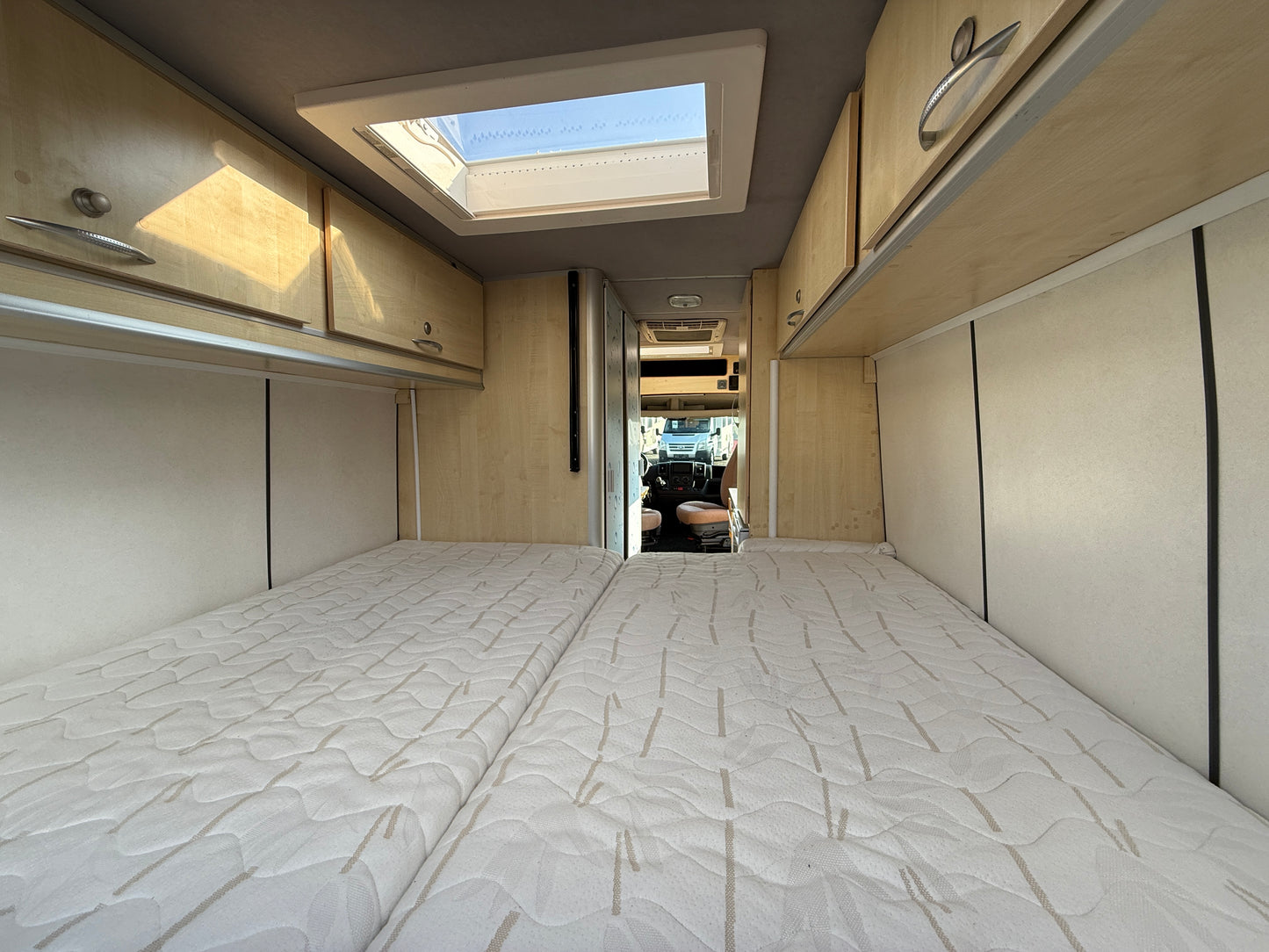 Obytná vestavba Boxer - r.2014,  2,2HDi, markýza, solár, klimatizace,