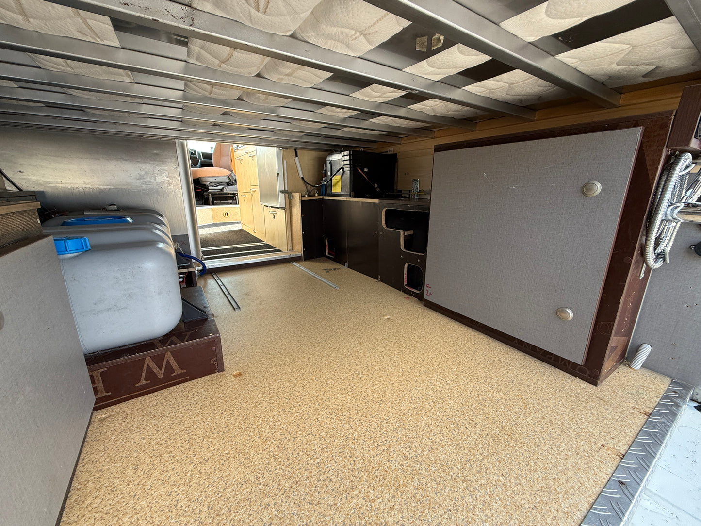 Obytná vestavba Boxer - r.2014,  2,2HDi, markýza, solár, klimatizace,