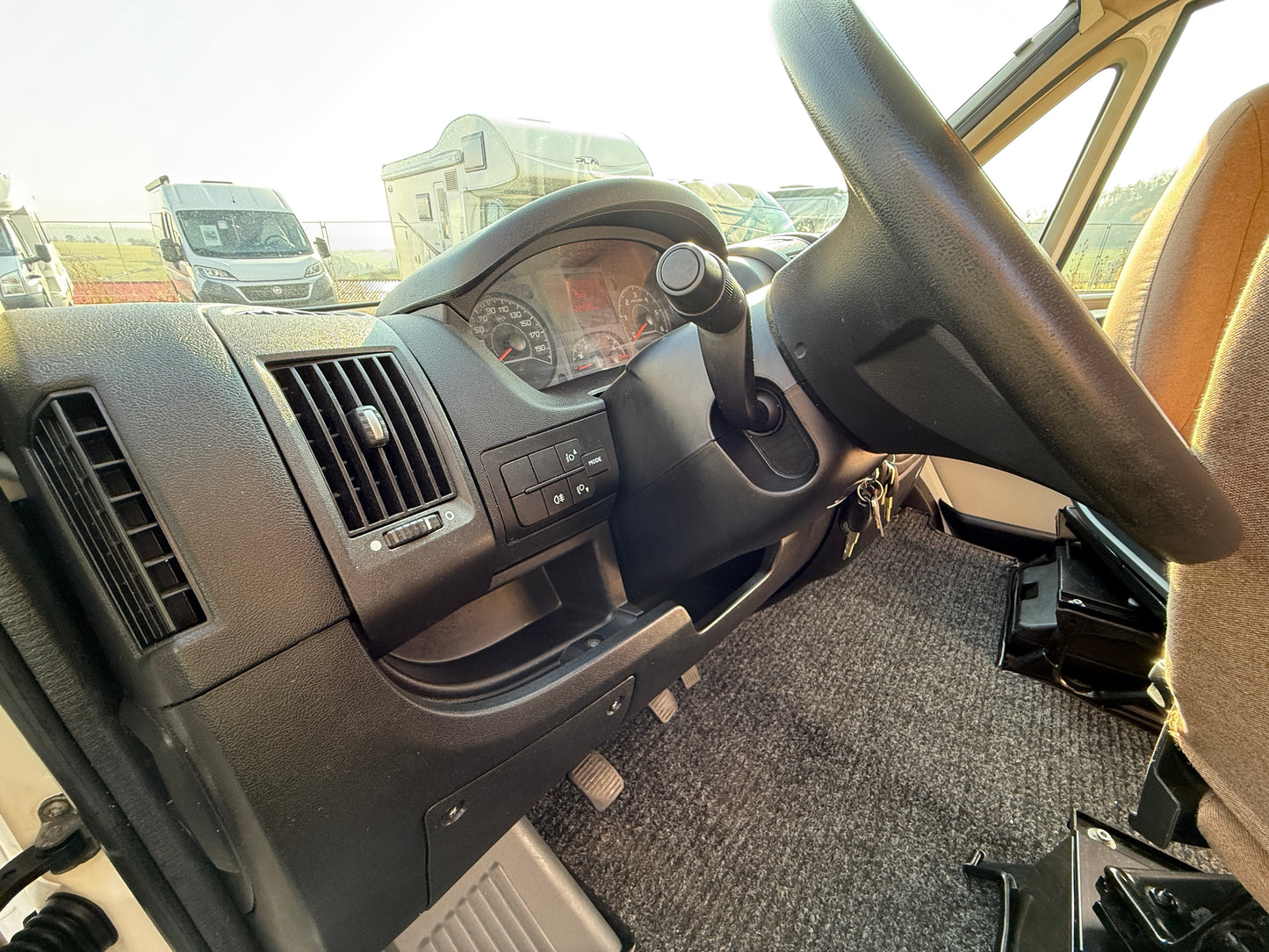 Obytná vestavba Boxer - r.2014,  2,2HDi, markýza, solár, klimatizace,