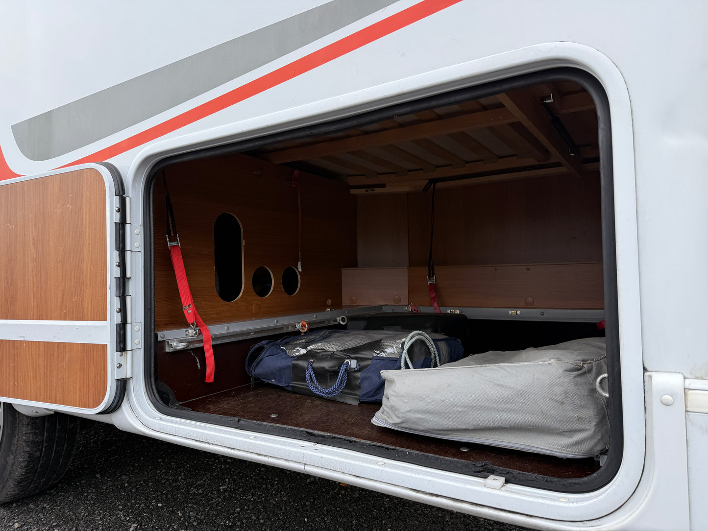 Carado T348, sjížděcí postel, 2012, držák na motorku, Truma