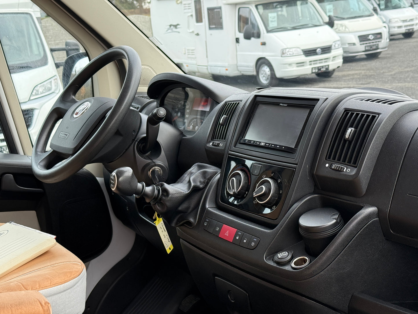 Carado T348, sjížděcí postel, 2012, držák na motorku, Truma