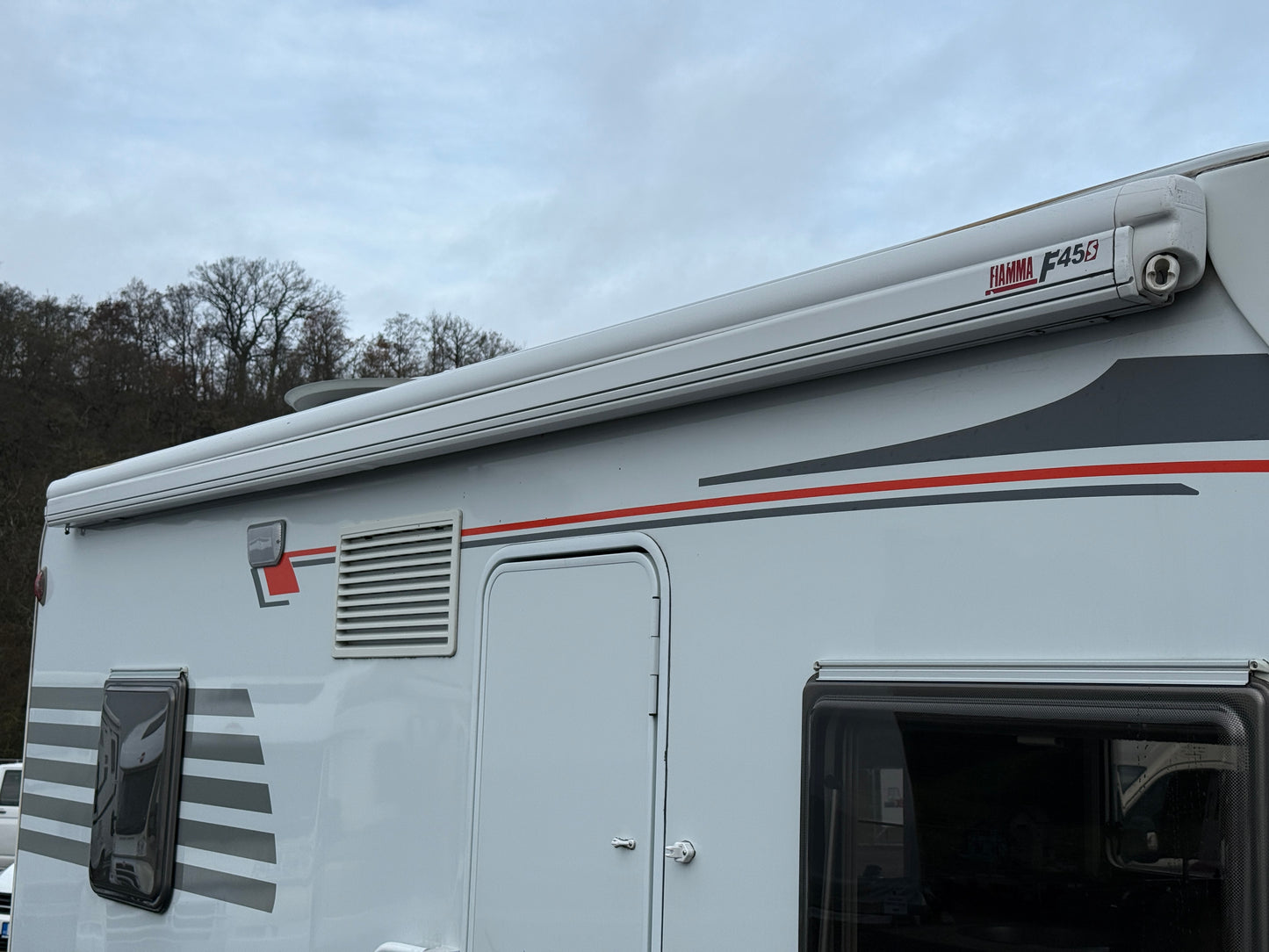 Carado T348, sjížděcí postel, 2012, držák na motorku, Truma