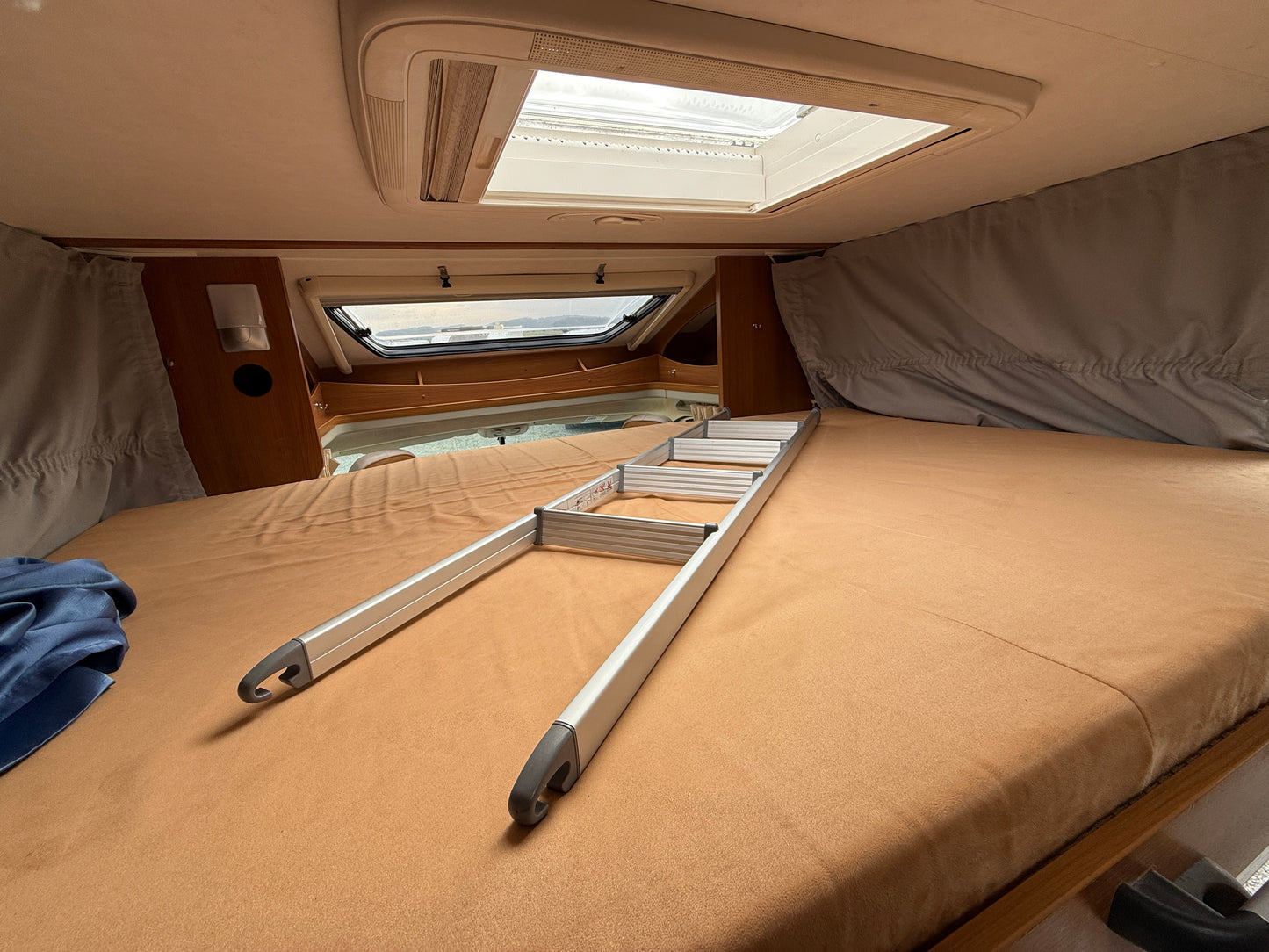 Carado T348, sjížděcí postel, 2012, držák na motorku, Truma