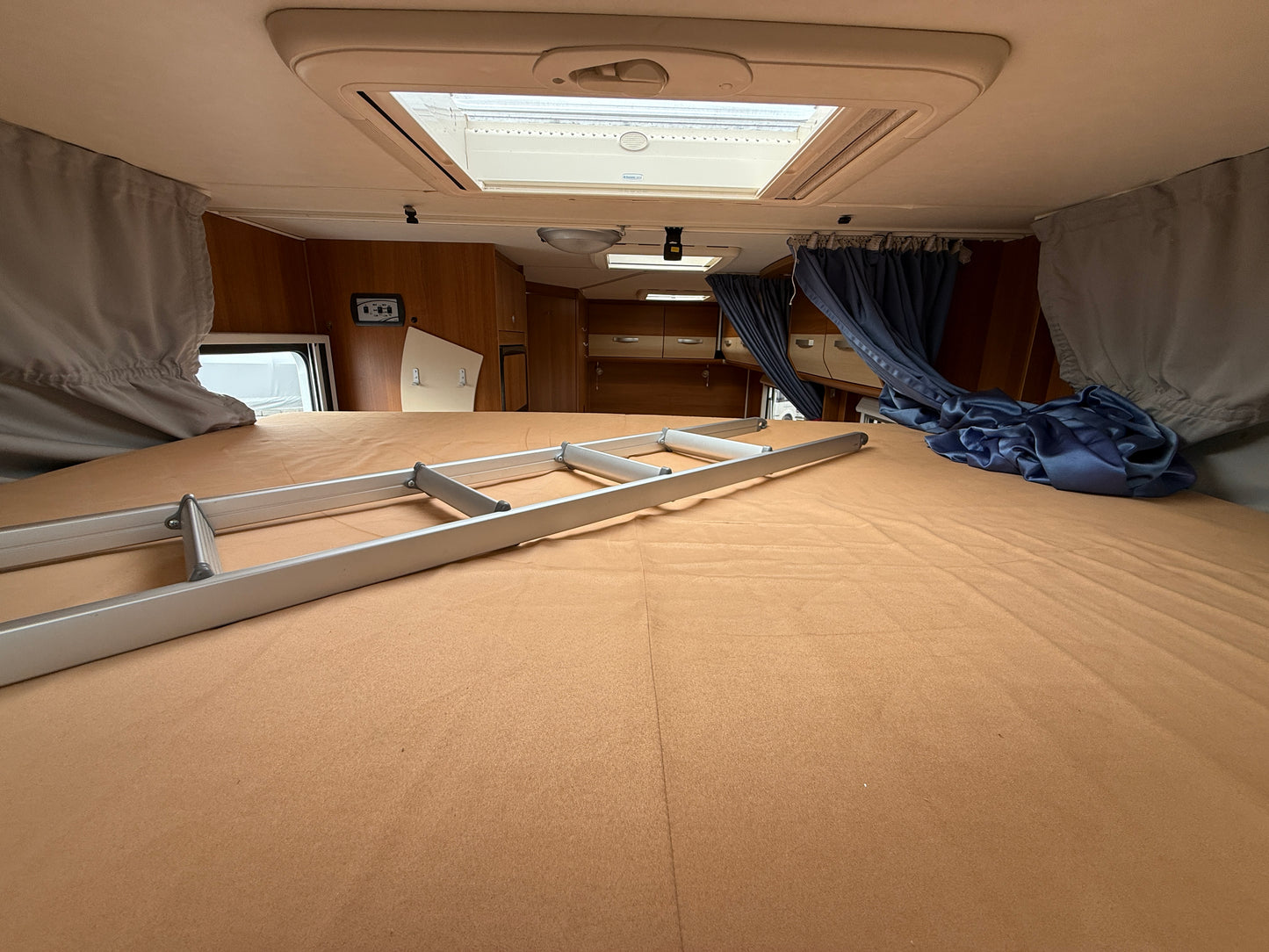 Carado T348, sjížděcí postel, 2012, držák na motorku, Truma