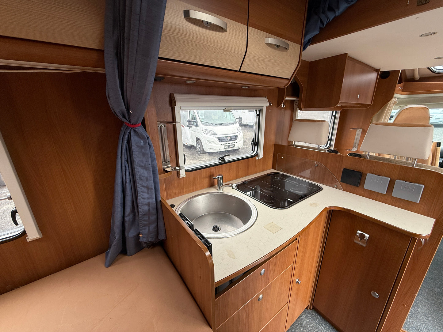 Carado T348, sjížděcí postel, 2012, držák na motorku, Truma