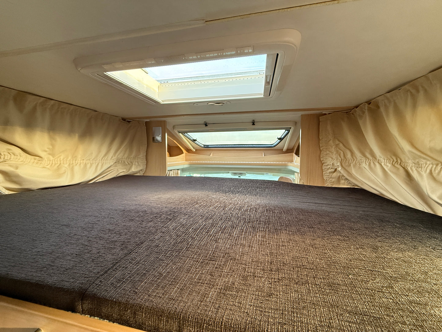 Sunlight T64, 2012, sjížděcí postel, Truma klimatizace, kosmetické vady