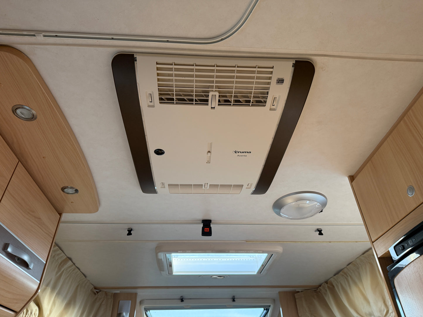 Sunlight T64, 2012, sjížděcí postel, Truma klimatizace, kosmetické vady