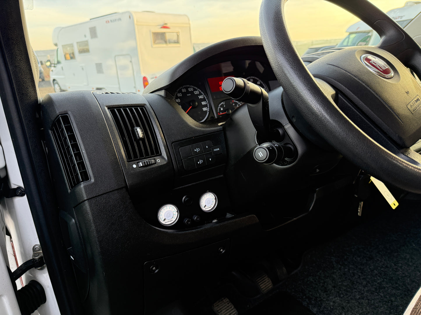 Sunlight T64, 2012, sjížděcí postel, Truma klimatizace, kosmetické vady