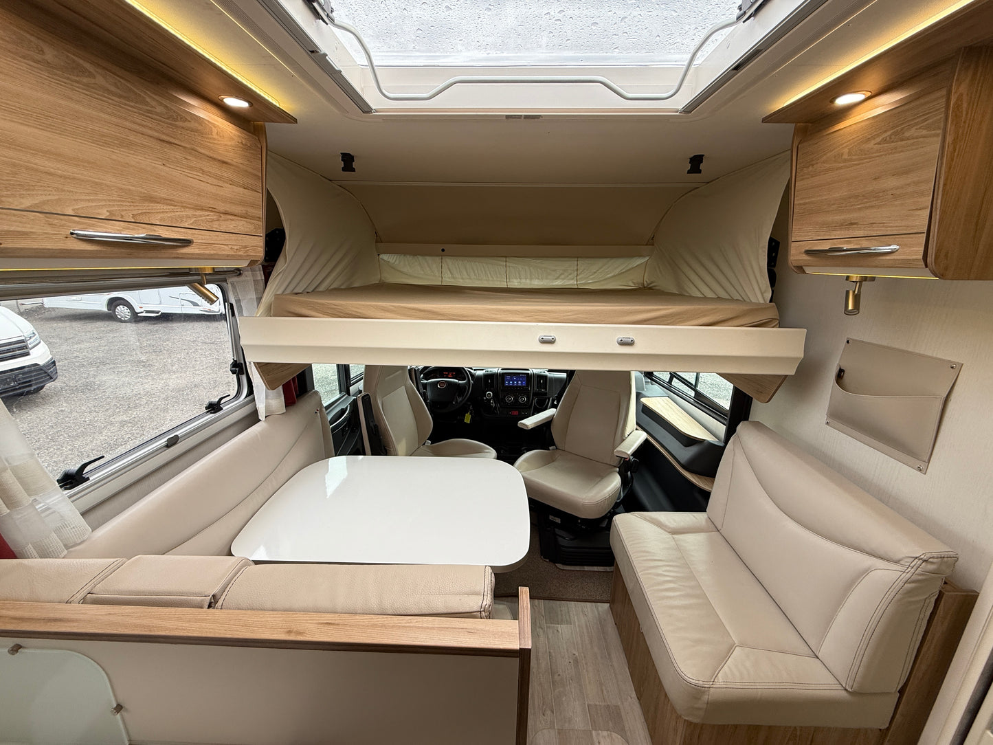 Pilote G740, 2x klima, el. markýza, měchy, měnič, solár - ODPOČET DPH