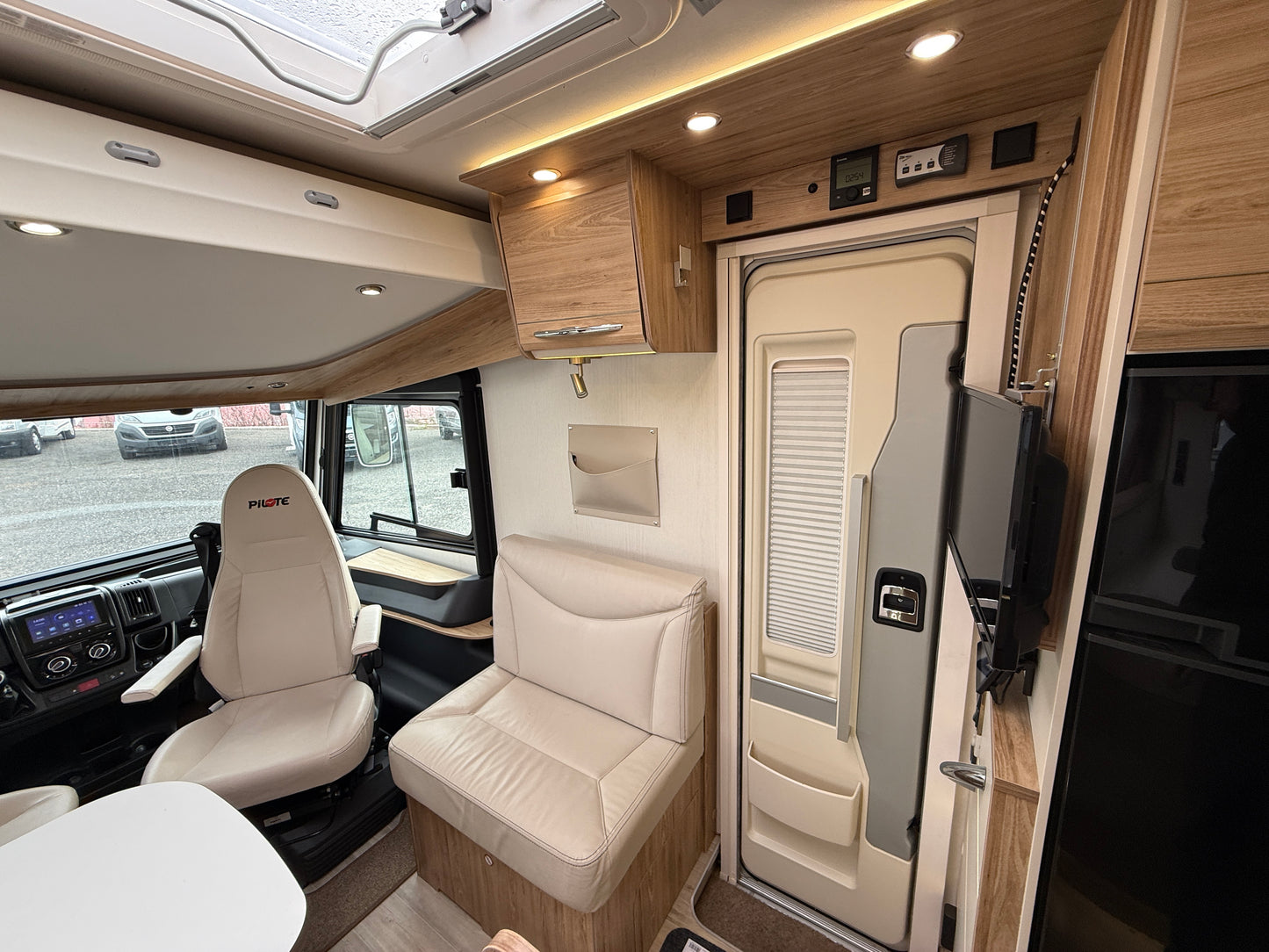 Pilote G740, 2x klima, el. markýza, měchy, měnič, solár - ODPOČET DPH