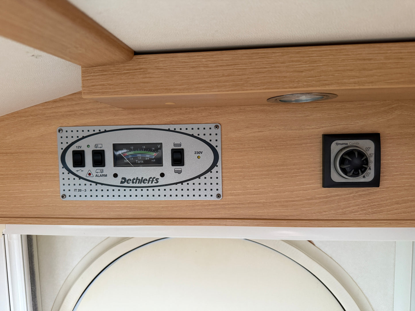 Dethleffs Trend, královská postel, markýza, držák motorky