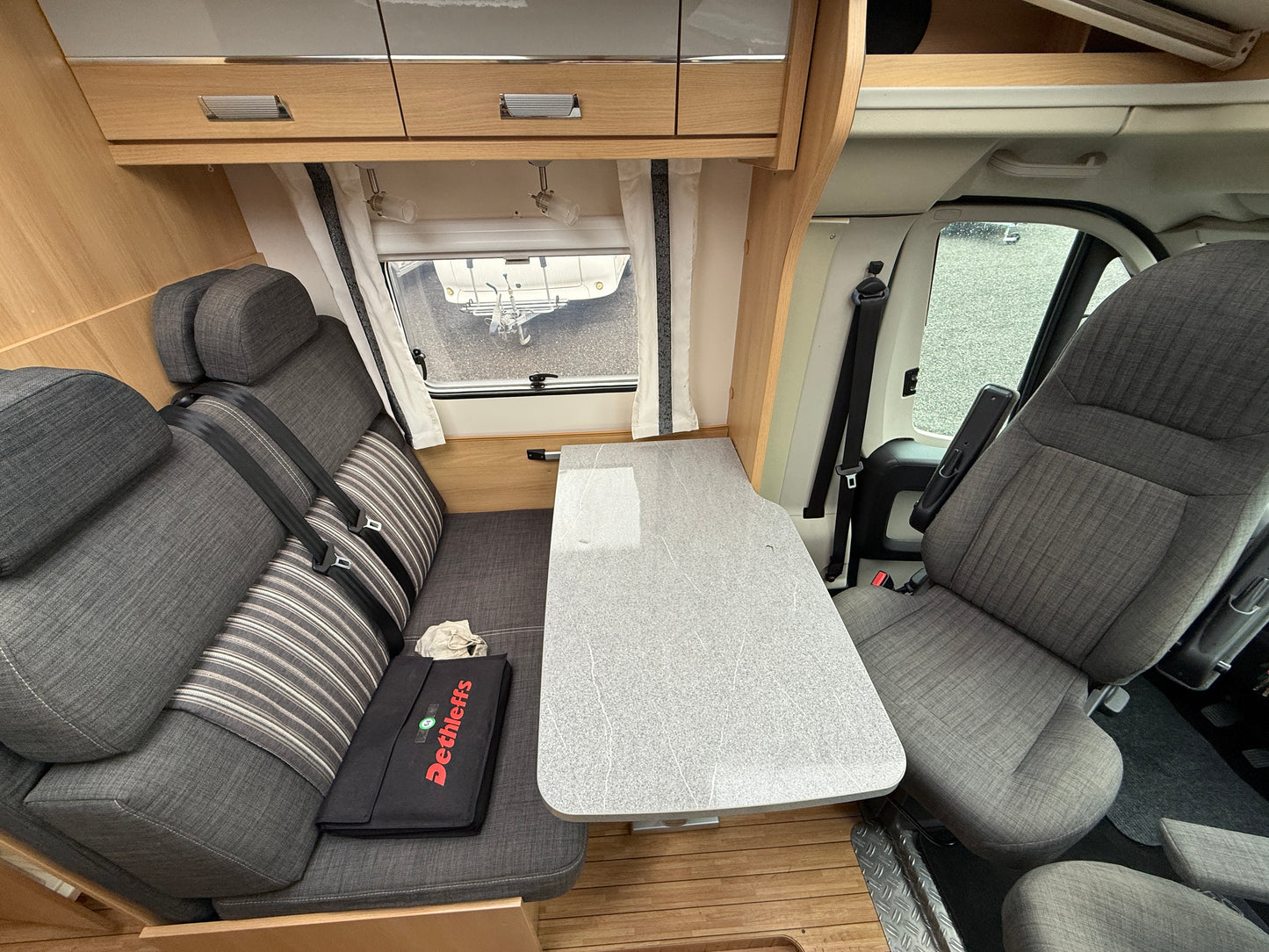 Dethleffs Trend, královská postel, markýza, držák motorky