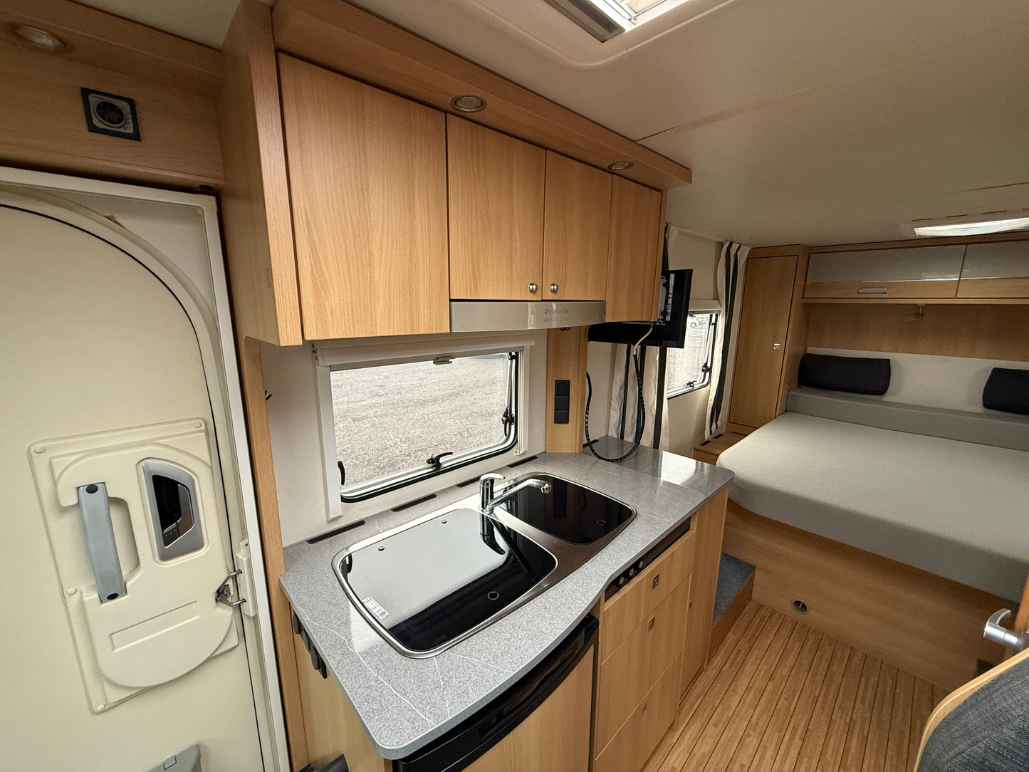 Dethleffs Trend, královská postel, markýza, držák motorky