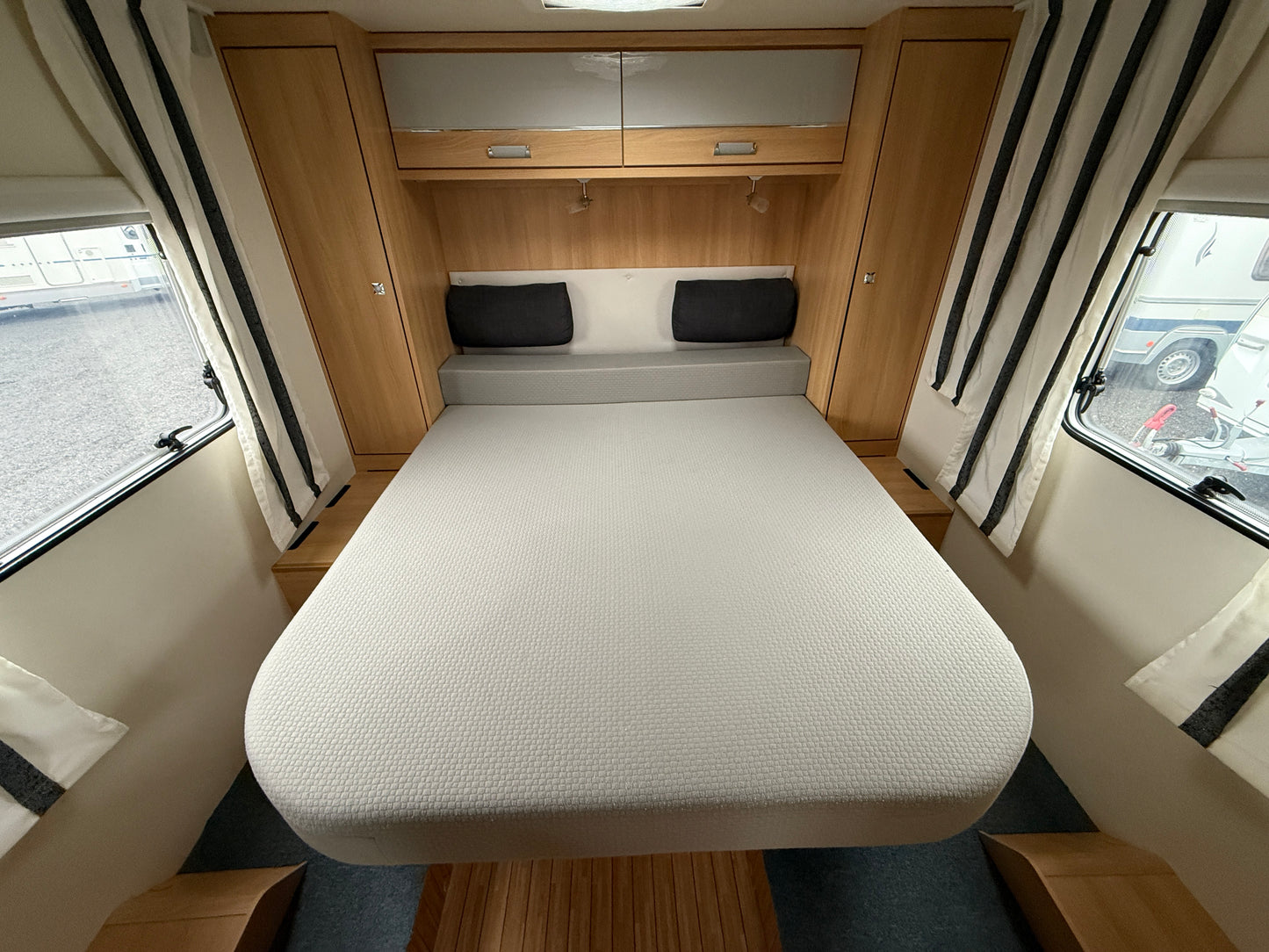 Dethleffs Trend, královská postel, markýza, držák motorky