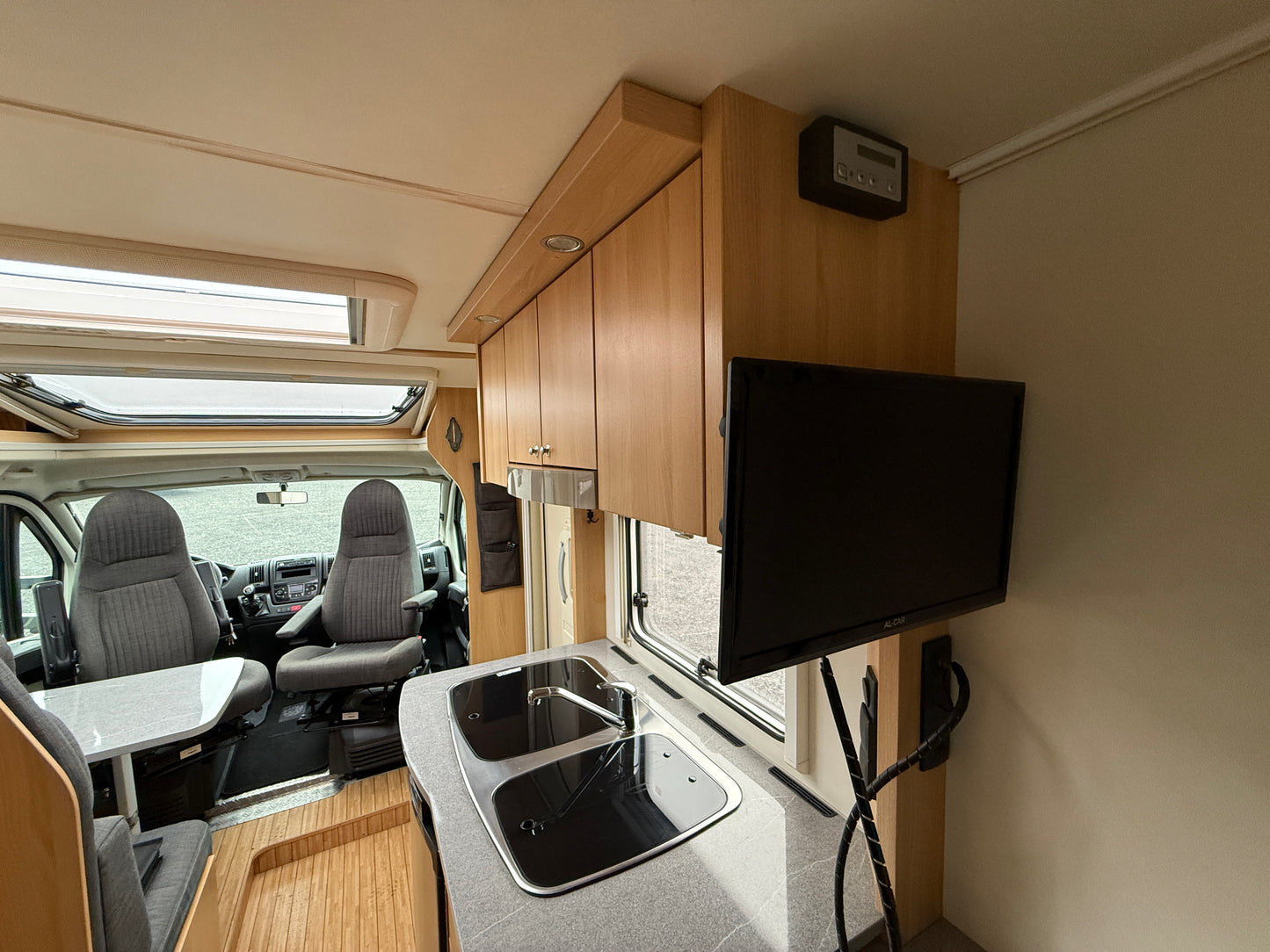 Dethleffs Trend, královská postel, markýza, držák motorky