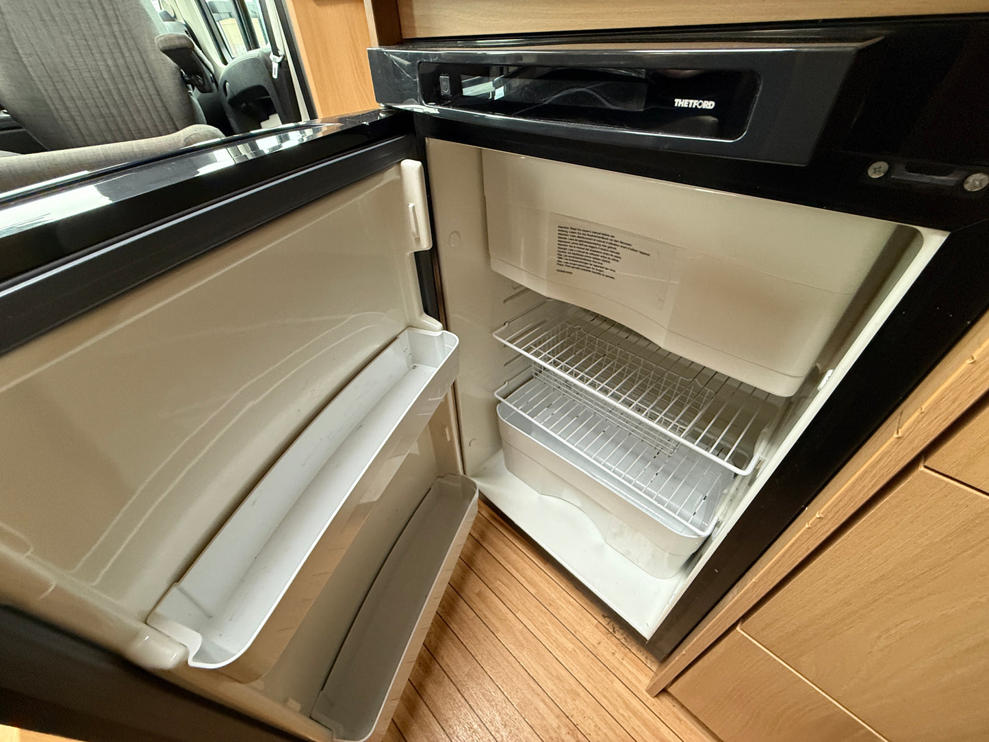 Dethleffs Trend, královská postel, markýza, držák motorky