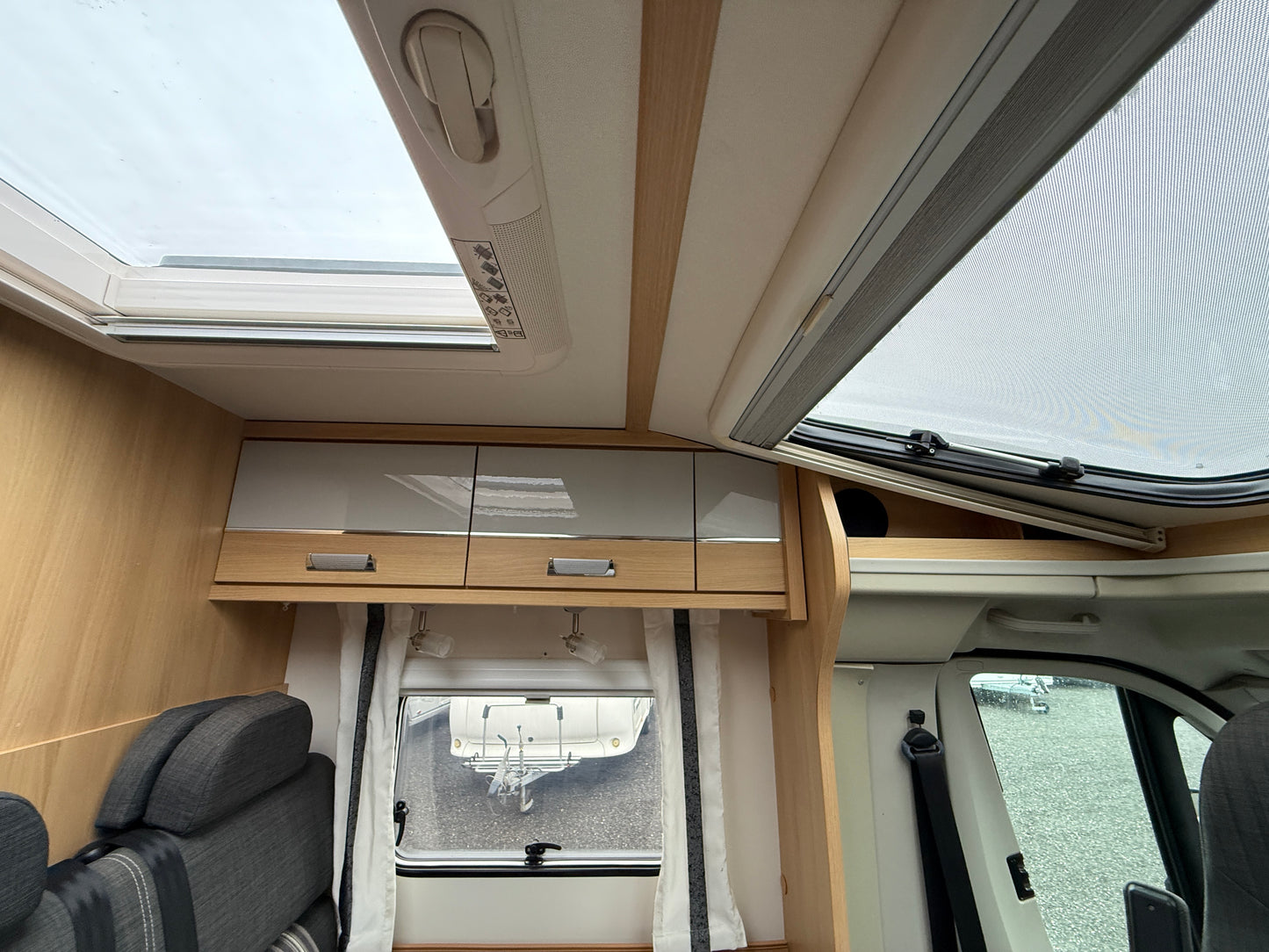 Dethleffs Trend, královská postel, markýza, držák motorky