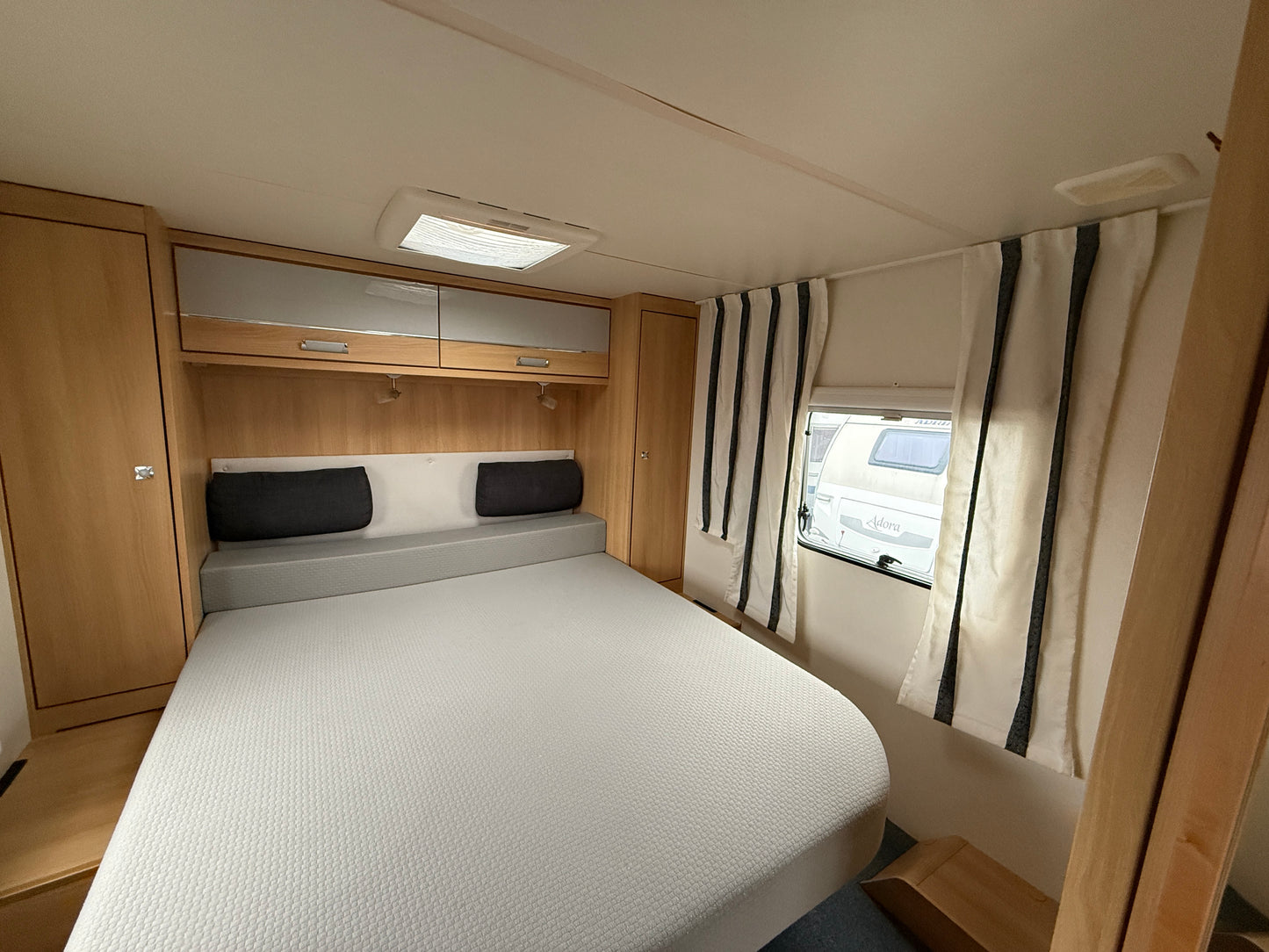 Dethleffs Trend, královská postel, markýza, držák motorky