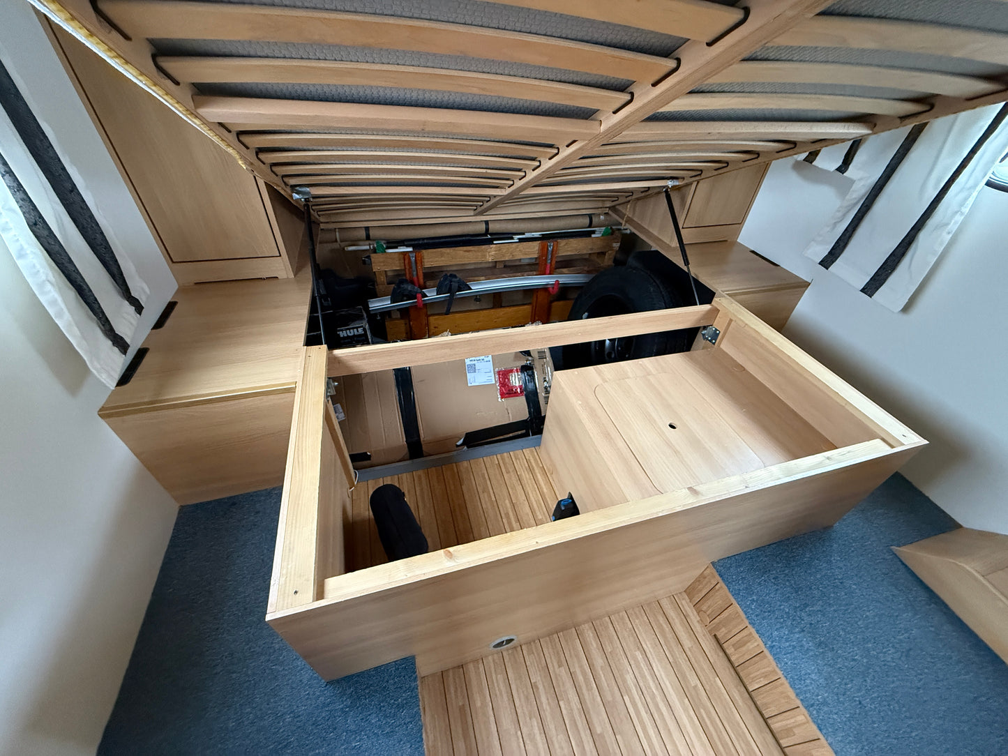 Dethleffs Trend, královská postel, markýza, držák motorky