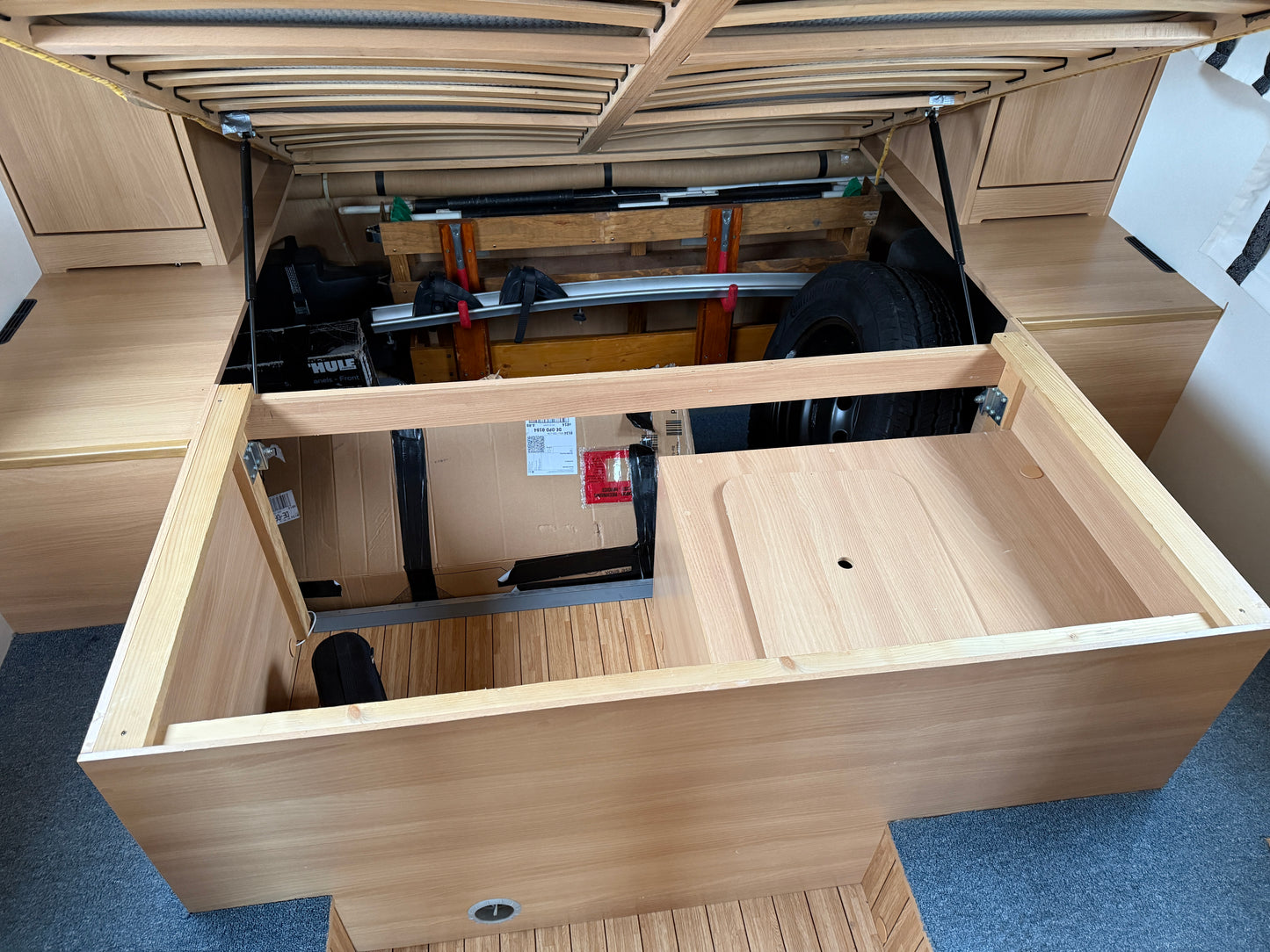 Dethleffs Trend, královská postel, markýza, držák motorky