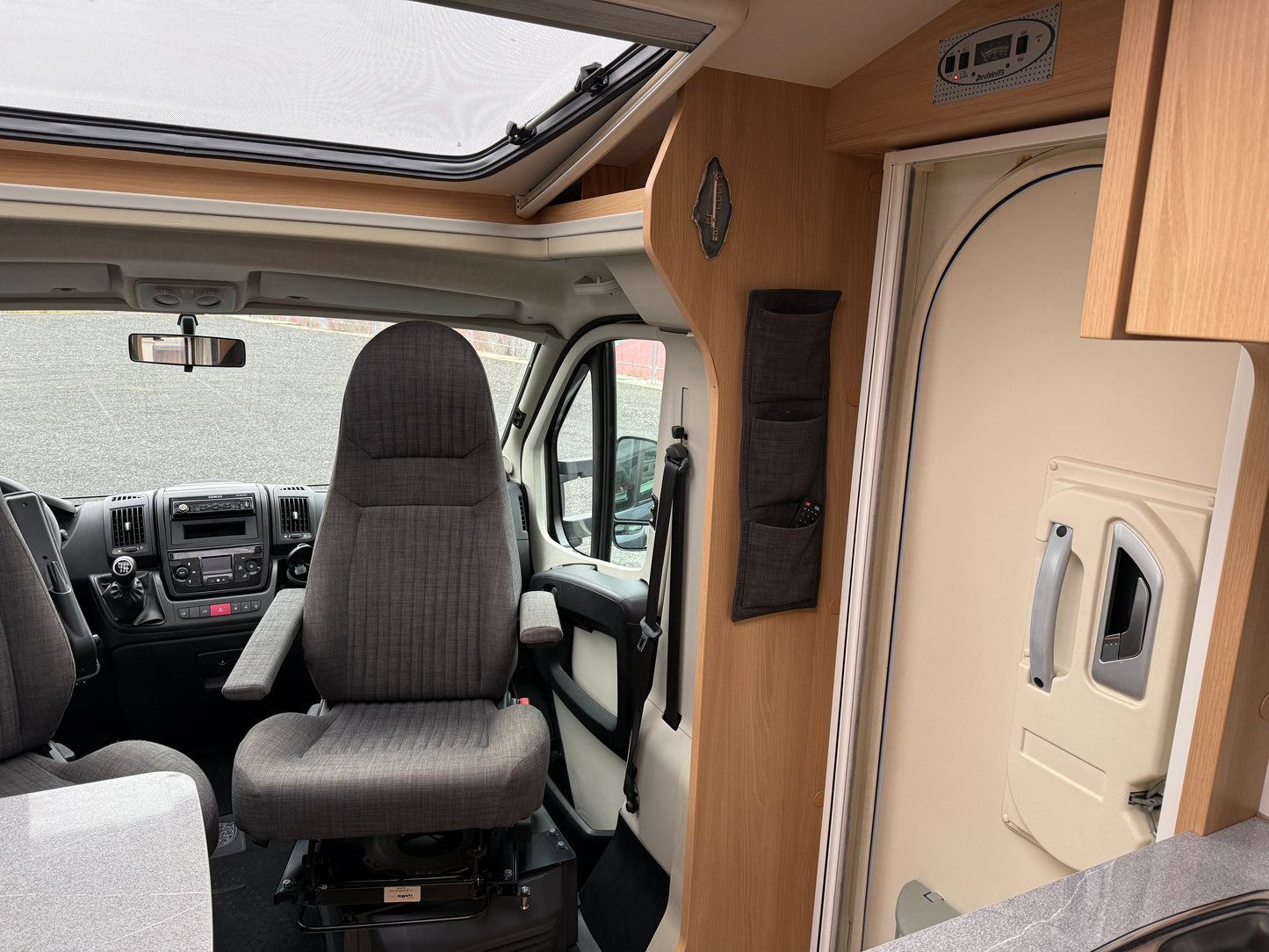 Dethleffs Trend, královská postel, markýza, držák motorky