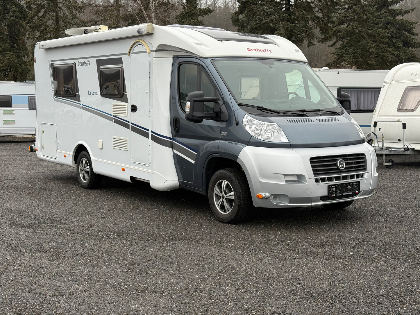 Dethleffs Trend, královská postel, markýza, držák motorky