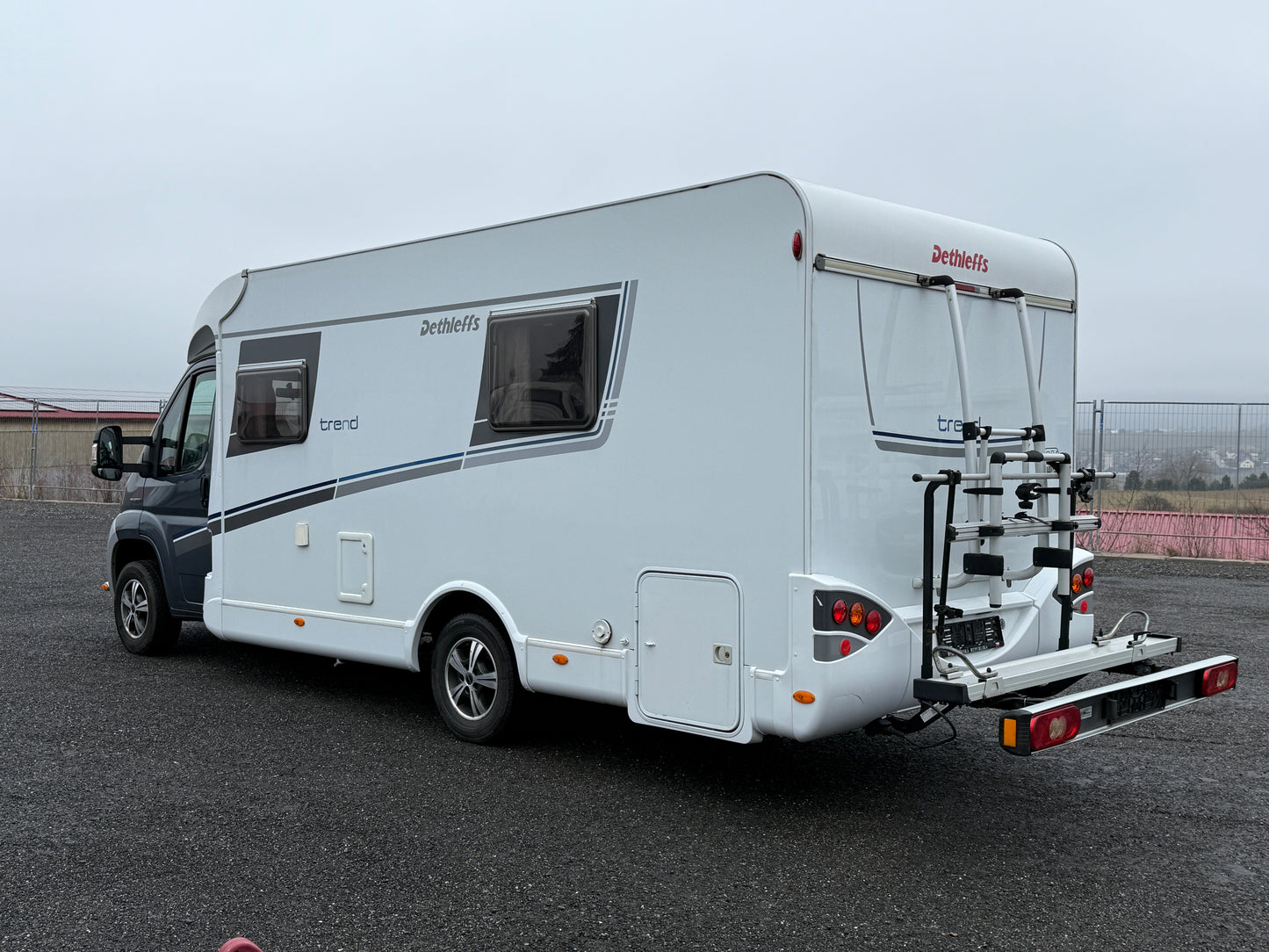 Dethleffs Trend, královská postel, markýza, držák motorky