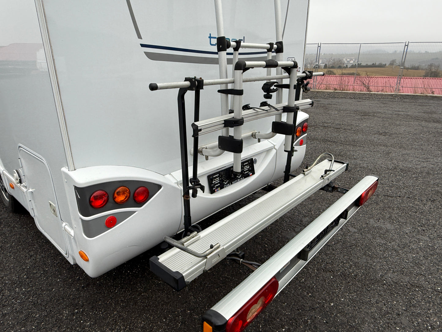 Dethleffs Trend, královská postel, markýza, držák motorky