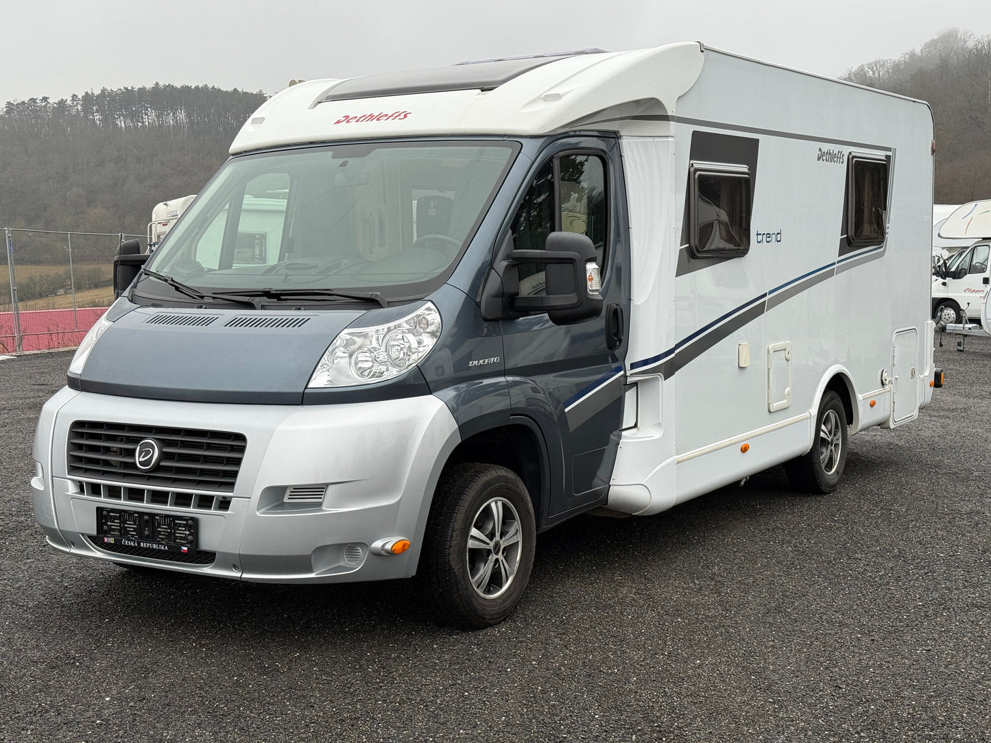 Dethleffs Trend, královská postel, markýza, držák motorky